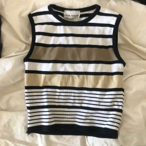 Väst - Säljer denna fina tröja/väst❤️det står storlek M men skulle snarare säga att det är strl S. Fraktar eller möts upp:)