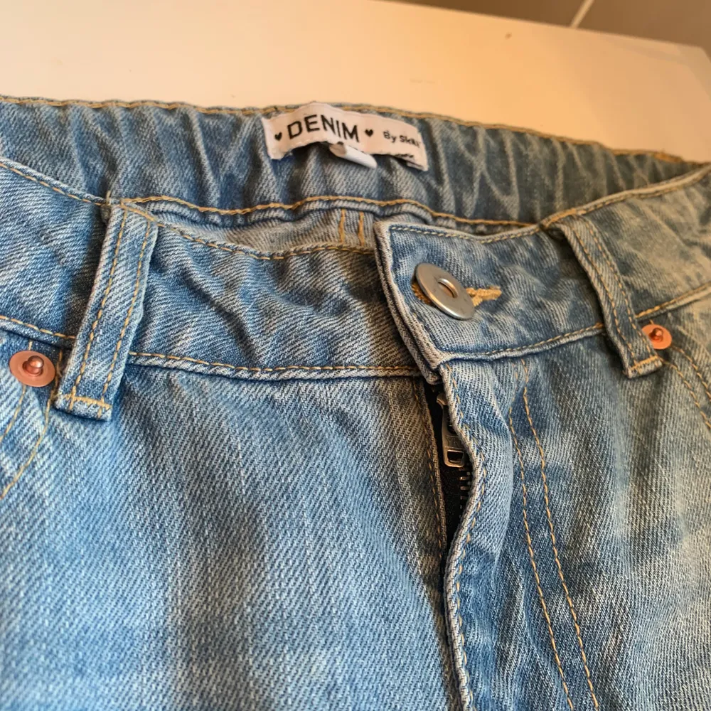 Skitsnygga byxor i storlek 152. I bra skick. Sköna att ha på sig. Frakt tillkommer😊. Jeans & Byxor.
