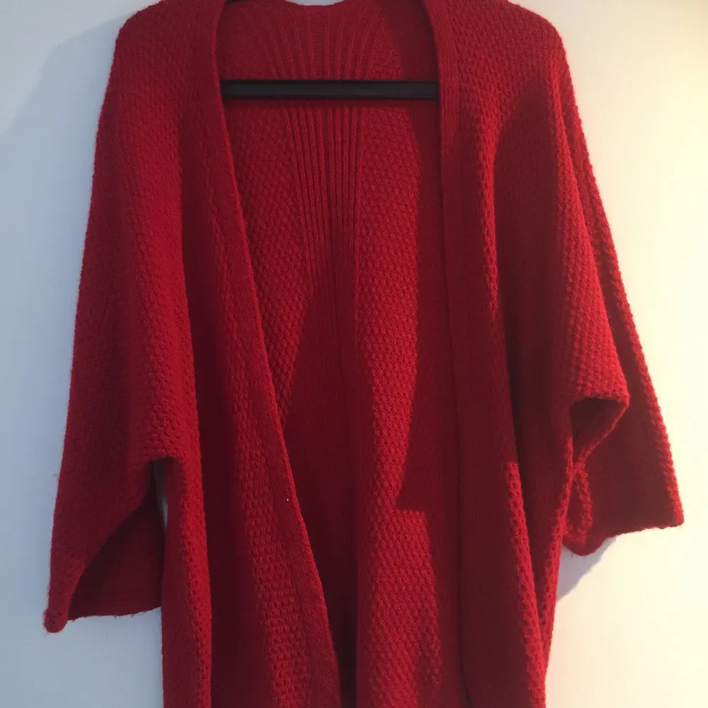 En röd stickat tröja sim är mjuk och bekväm! Den är stor och ska vara lite pösig❤️. Tröjor & Koftor.