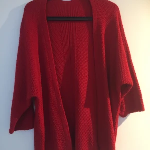 Stickad röd kofta - En röd stickat tröja sim är mjuk och bekväm! Den är stor och ska vara lite pösig❤️