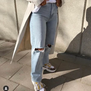 90s highwaist jeans ginatricot  - Säljer dessa slutsålda jeans, beställde hem två storlekar och därav säljer jag dessa i storlek 36! Nypris 599 så jag säljer dom för 600, budgivning 🥰  LEDANDE BUD: 675 kr + frakt (frakten kostar 88 kr)