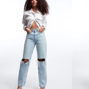 GINA TRICOT 90s - Intressekoll på dom populära slutsålda 90s jeansen från Gina Tricot i strl. 34. HÖGSTA BUD: 700kr inkl. frakt. 