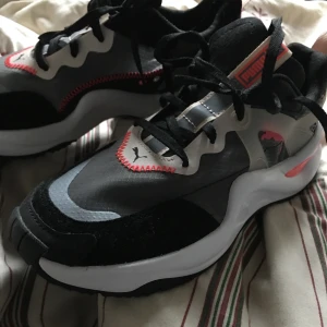 Dessa feta puma-skorna - Säljer dessa helt oanvända sneakersen💓💞säljer dom pga dom e för små. Sjukt coola med en genomskinlig detalj (kolla bild 3)