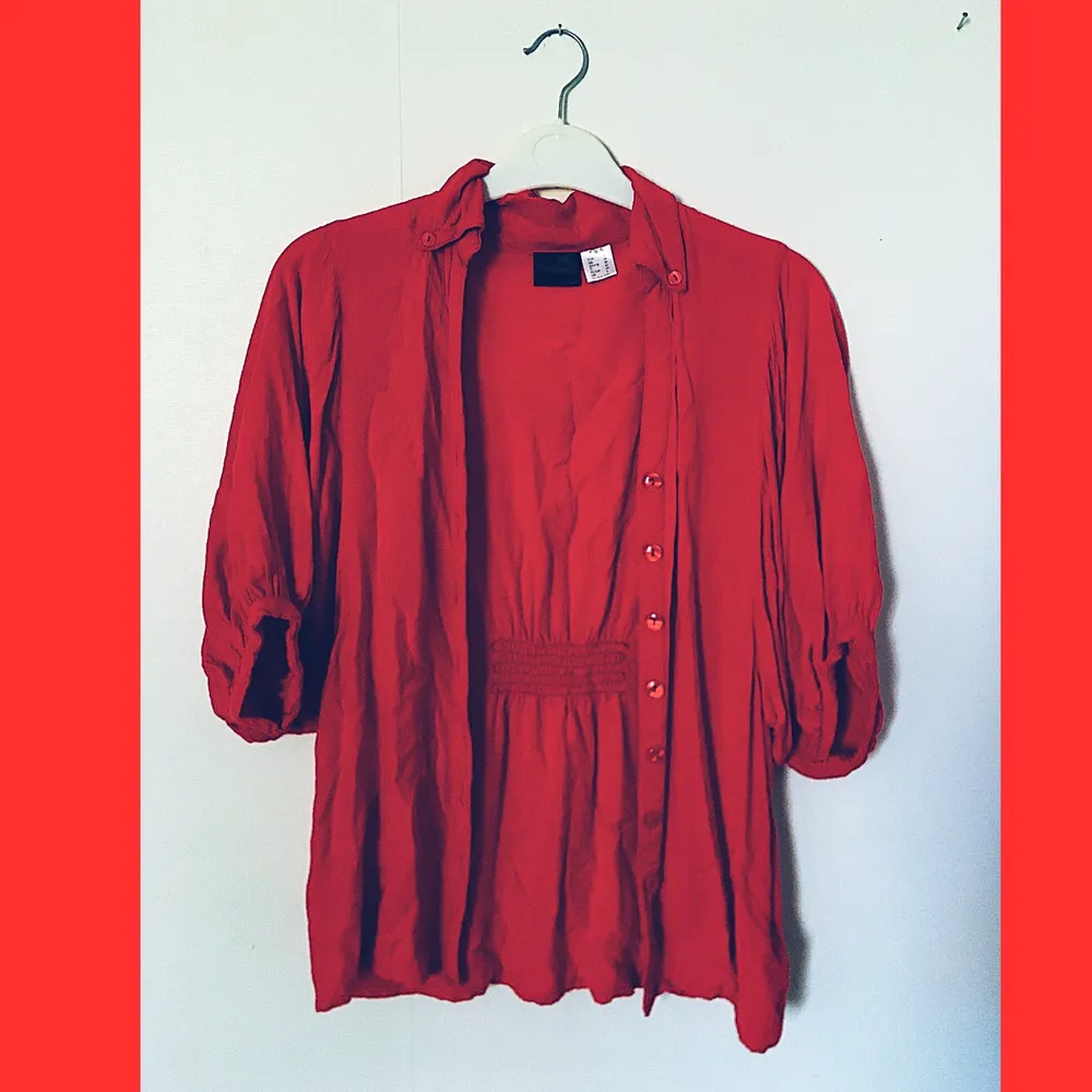 Röd kofta/tröja från Kappahl i storlek 36, endast använd ett fåtal gånger. Löst hängande ”puffärmar” som går ner till armbågarna. Kan bäras som tröja eller uppknäppt som en kofta.. Tröjor & Koftor.