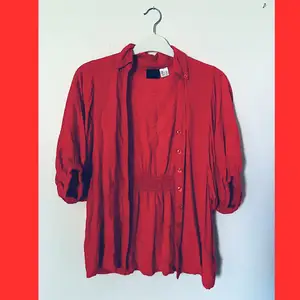 Röd kofta/tröja från Kappahl i storlek 36, endast använd ett fåtal gånger. Löst hängande ”puffärmar” som går ner till armbågarna. Kan bäras som tröja eller uppknäppt som en kofta.