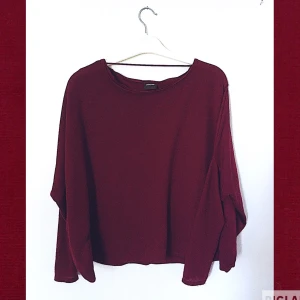 Vinröd Tröja från Pieces - Strl M - Långärmad vinröd tröja från Pieces i storlek M (men skulle säkerligen passa dig som kör på L också då plagget är relativt luftigt och hänger löst överallt förutom längst armarna). 
