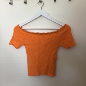 Topp - Snygg stretchig topp, köpt i Australien, sparsamt använd, står L men passar dom flesta storlekarna