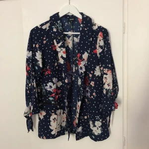 Fin kimono från bubbleroom.  - Fin kimono från bubbleroom. Kan bäras till vardags som till fest. St m, mitt pris 150. Köparen bet frakten. 