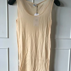 NOA NOA LINNE - XL - Ett linne från Noa Noa, helt ny och oanvänd. Färgen är mer pastell i verkligheten än i bilden. Materialet är jättetunt och luftigt, skönt när det är varmt. Storlek XL, men den är stretchig så kan has av mindre storlekar. PM för mer info 💕💫