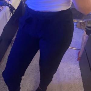 Kostymbyxor  - Jag säljer dom här fina kostymbyxor eftersom dom aldrig kommer till användning. Dom är i jättefint skick och man kan knyta bandet själv till önskad storlek. 