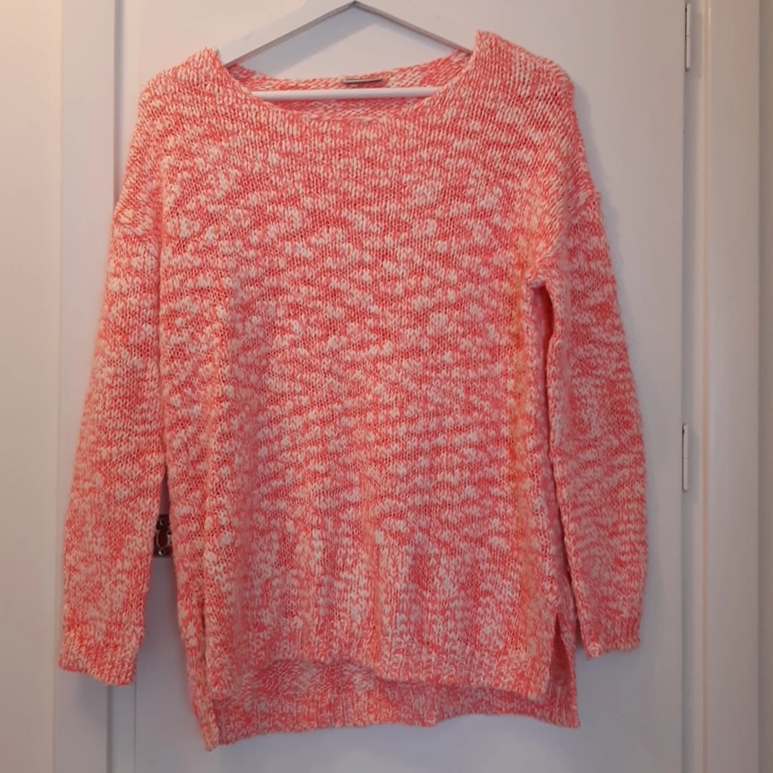 Stickad tröja i vitt och rosa