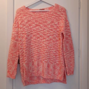 Stickad tröja i vitt och rosa - Märke Noisy may. Stl S. 100 % akryl. Mycket fint skick. 