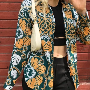 Second hand skjorta - Var ny när jag köpte och har aldrig använd! Fin skjorta med mönster! Storlek S/M! Passar fint även som en throw over (se bilden)! Frakt tillkommer✨🛍