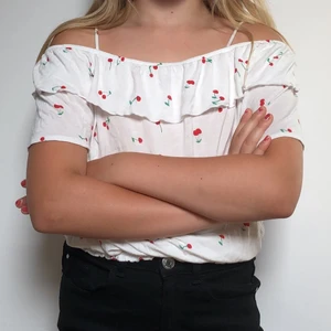 Körsbär tröja - En vit tröja med volanger uppe vid bröstet och körsbärs tryck🍒😍