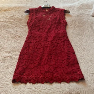 Spetsklänning  - Spetsklänning helt oanvänd 