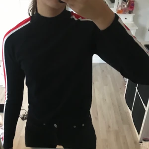 Tröja  - En halv polo tröja från H&M i storlek S som är oandvänd, pris lappen sitter kvar. En mörkblå tröja med röda och vita räder på sidan