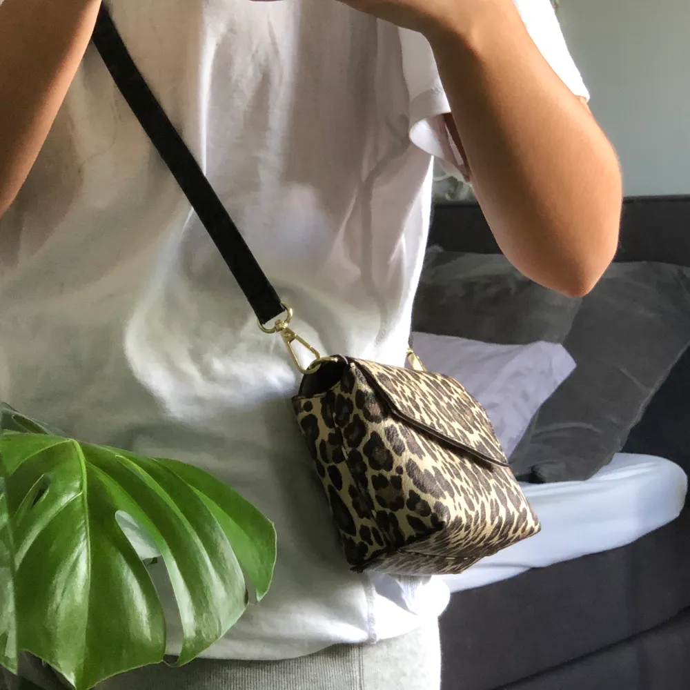 Liten leopard väska, perfekt för en utekväll eller liknande. Den är väldigt liten men supersnygg. Aldrig använd!. Väskor.