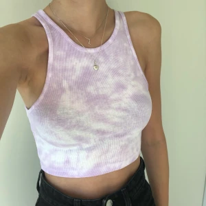 Tiedye linne 3 - Ett supersnyggt tie-dye färgat linne i en croppad modell. Har aldrig använt så det är nyskick. Frakt tillkommer på 22kr. Eftersom dessa linnen är väldigt populära och många vill köpa är det viktigt att man kan swisha direkt! :) se min profil för fler!!