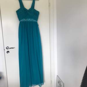 Säljer en jättefin klänning som passar perfekt till bal, den är blå/turkos (teal)  i storlek 40 från Nelly med alla lappar kvar då den är oanvänd