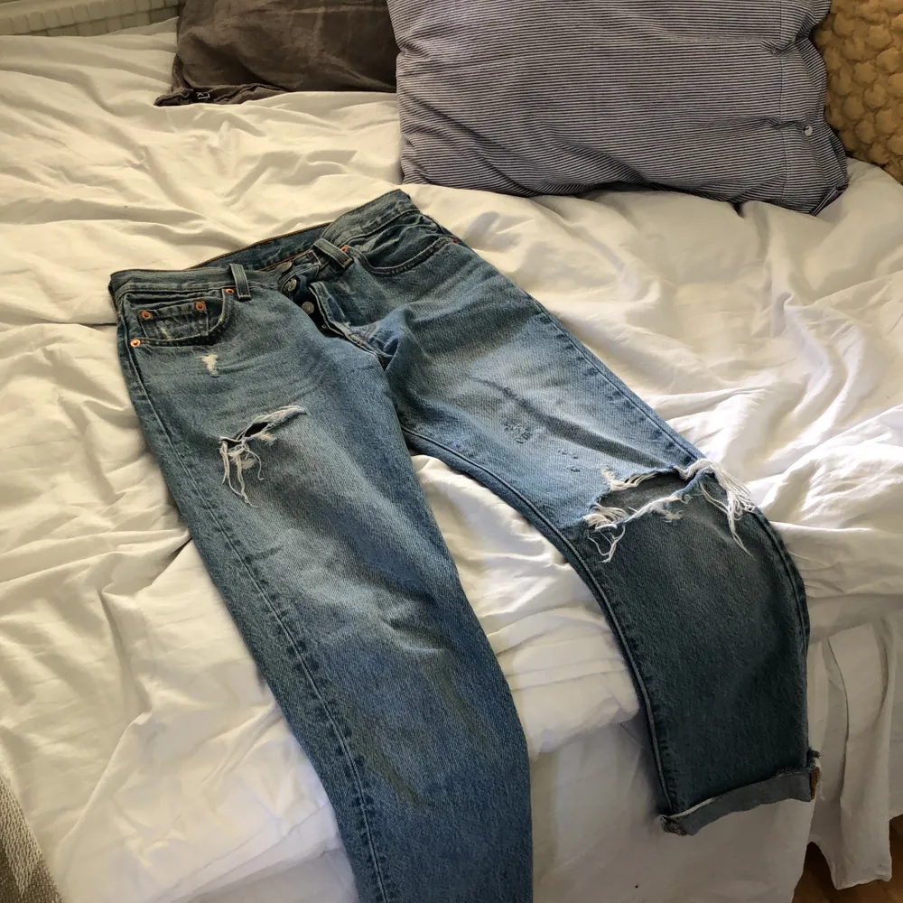 Snygga Levis jeans med lite slitningar, tyvärr för små för mig:/ köptes för ca 1000kr, pris kan diskuteras🥰. Jeans & Byxor.