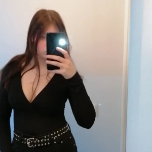 Ribbad body  - Jättefin ribbad body från H&M använd ett fåtal gånger. St XS men passar mig som har S. Köparen står för frakt😊