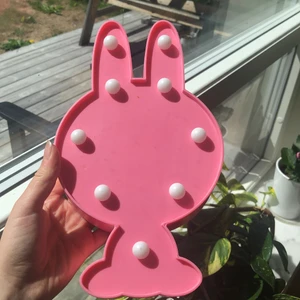 Fin kanin lampa - Fin kanin lampa till rummet! Den är helt ny och har batteri inne! 120kr inkluderad frakt (som är på 44kr🌸)