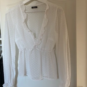 Fin vit blus  - Fint och söt blus från Boohoo, med vonlanger 💕