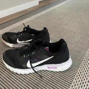 Nike skor - Ett par springskor från Nike. Supersköna men var tyvärr vuxit ur de :( 