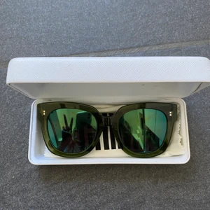Chimi 005 Green  - Ett par nästan oanvända chimi solglasögon i model #005! Supersnygga men kommer tyvärr inte till andning:(.   spegelglas som skiftar i lite blå nyans:) köparen står för frakten, nypris 999kr