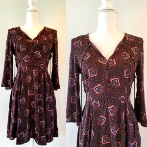 Klänning  - Klänning i storlek 38, med dragkedja på sidan. Frakt tillkommer med 44 kr 