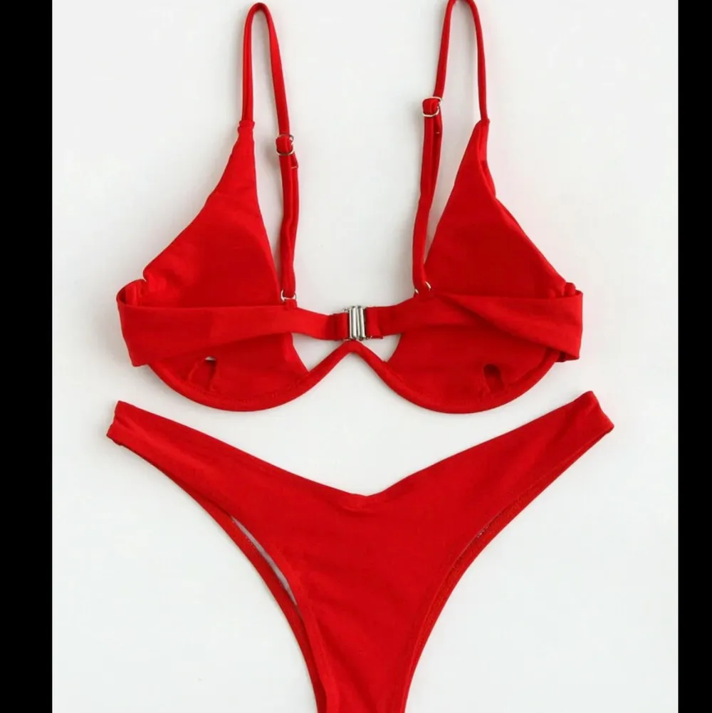 Helt NY & OANVÄND röd bikini från SHEIN❤️ endast testad men den var för stor varav jag säljer, size M.Underdelen är lite cheeky vilket ger skitsnygg passform! 🤩Köparen står för frakt. Skriv i DM för frågor. Toppar.