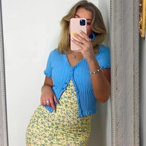 Söt topp - Sååå fin topp!!✨Aldrig använd då den är för liten. Den är i storlek M men passar S:))) Meddela vid intresse!✨💕 +frakt BUDA! Skriv om ni är intresserade och buda i kommentarerna<33