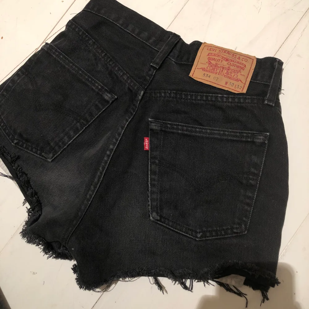 Svarta/mörkgrå shorts från Levis! Hela o fina. Passar XS-S. Köparen står för frakten🧸. Shorts.