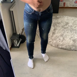 Amisu, strl S - Knappt använd. Jätte stretchiga jeans byxor. Passar mig som kan använda både XS och S i jeans/byxor. Pris kan diskuteras, frakt står du för. Men kan om du köper fler plagg hos mig köra ut till dig om du bor i området Stockholm för billigt pris.