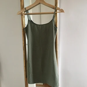 Militärgrönt linne/klänning från H&M! - Militärgrönt långt linne/klänning från H&M! Den är i strl XS och har knappt blivit använd, så den är i väldigt bra skick! Köparen står för frakt!❤️