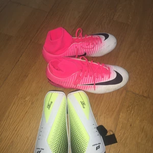 Fotboll skor med knäskydd säljes  - Storlek på skorna: 38,5 från Intersport Nypris: 699kr 