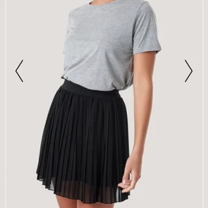 Kjol - Svart kjol som passar till allt, resår i midjan. 180kr inkl frakt 🦋✨