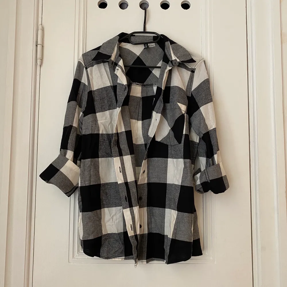 Trendy flannel. Black and white plaid. Free delivery within Stockholm. Payment by swish.. Skjortor.