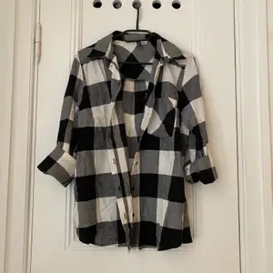 Trendy flannel. Black and white plaid. Free delivery within Stockholm. Payment by swish.