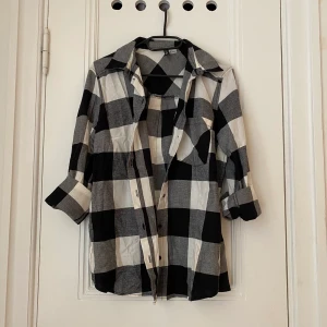H&M black and white checked flannel - Trendy flannel. Black and white plaid. Free delivery within Stockholm. Payment by swish.