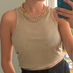 Linne + paketpris  - Beige linne från Gina tricot! Perfekt skick. 👚Linne: 70kr 💍💍Halsband: 40kr. Paketpris på 100kr🦋🦋🦋🦋⚡️⚡️ köparen står för frakt☀️