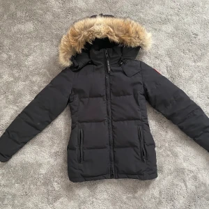 Canada goose Chelsea parka  - Säljer min Canada goose, använd 2 vintrar. Den är kemtvättad en gång. Köpt på Johnells för 8700. Storlek xxs men passar även xs då den är större i storleken. 