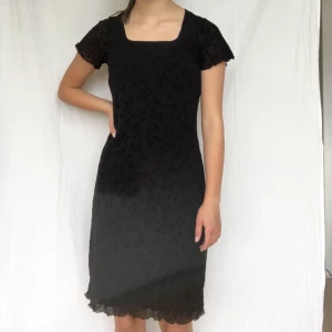   - Söt klänning med blomdetaljer, frakt tillkommer på 45kr<3