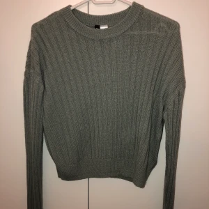 Tröja från H&M - En jätte skön och fin tröja från H&M. Den har en grön turkos färg och är ribbad. Storlek S men passar även XS. Ordinarie pris: 130 kr