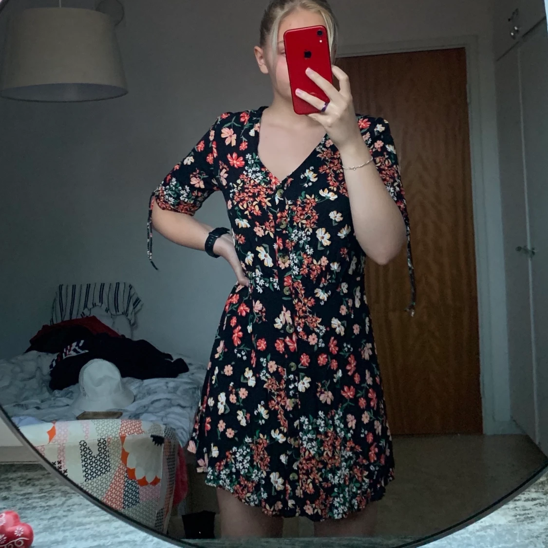 Svart klänning med blommigt mönster  - 90