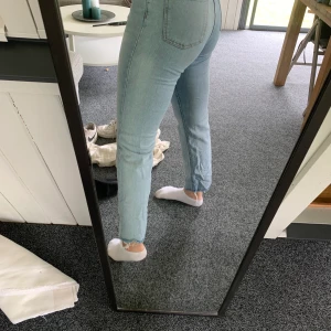 Jeans - Blåa jeans som är med en lösare modell vid vaderna! Köparen står för eventuell frakt:)