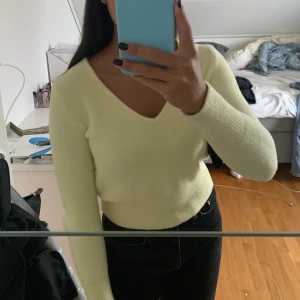 Tröja Zara - Gul tröja från zara, inte alls nopprig. Färgen görs inte rättvisa på bild. 150kr + frakt🧚