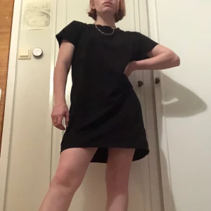 Svart T-shirtklänning - En svart T-shirtklänning i XL men passar andra storlekar också. 