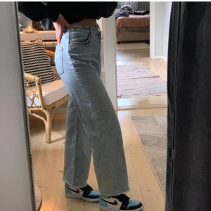  Jeans från Monki - Säljer vidare ett par jeans från Monki som är köpta här på plick, jätte fina men tyvärr mätte jag fel mått på mig själv. Skulle alternativt kunna tänka mig att byta mot ett par i strl 24. 