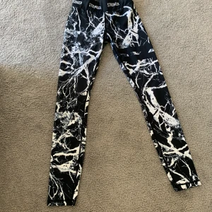 Stronger tights mörkblå/svarta - Mycket sköna tights från stronger. Strl S men jag skulle säga att de passar alla från Xs-M. Nypris 699kr, mitt pris 299kr 